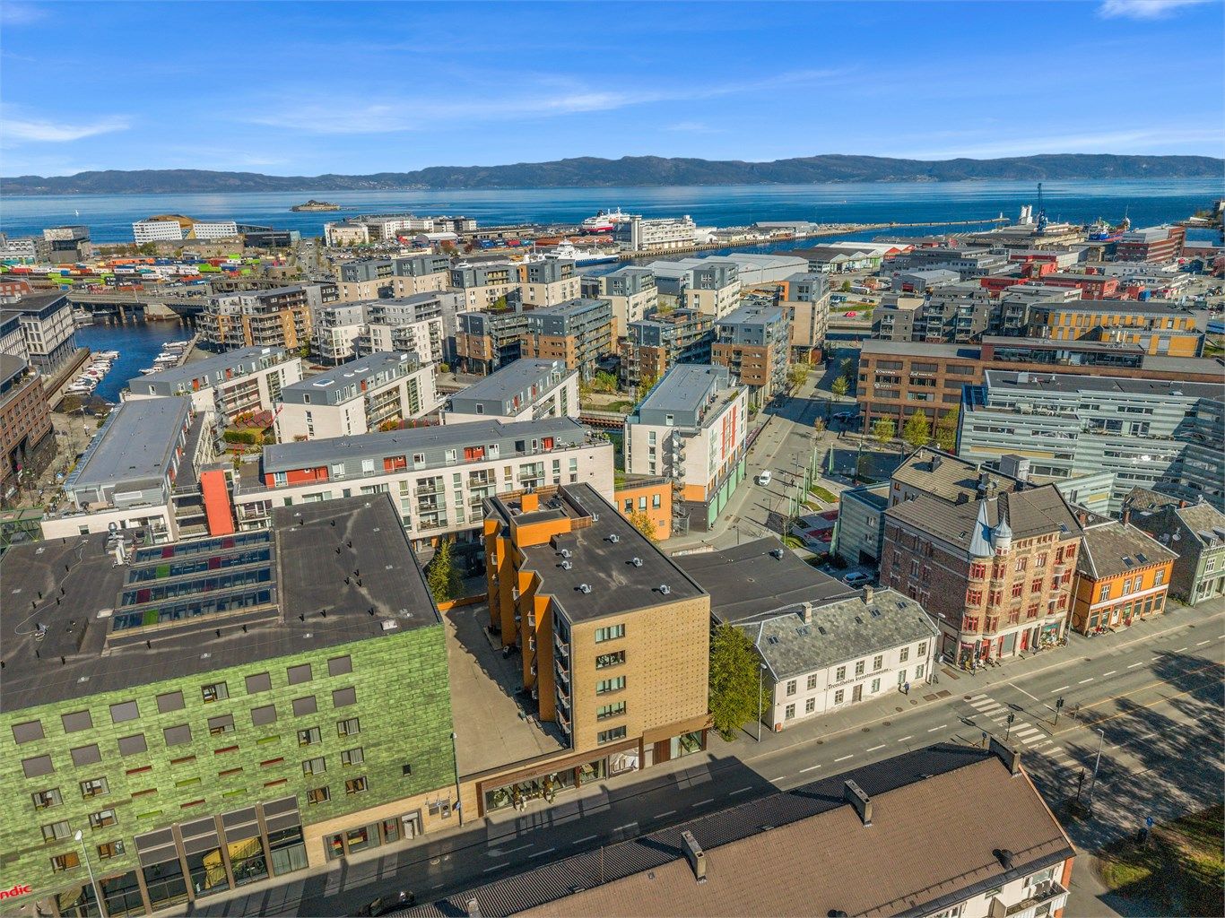 For deg som sykler, finnes det gode gang- og sykkelveier som gjør det enkelt å komme seg rundt i Trondheim. For tur- og friluftsinteresserte er Ladestien et naturlig valg. 