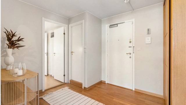 En romslig entré med lyd- og brannklassifisert dør ønsker velkommen inn.