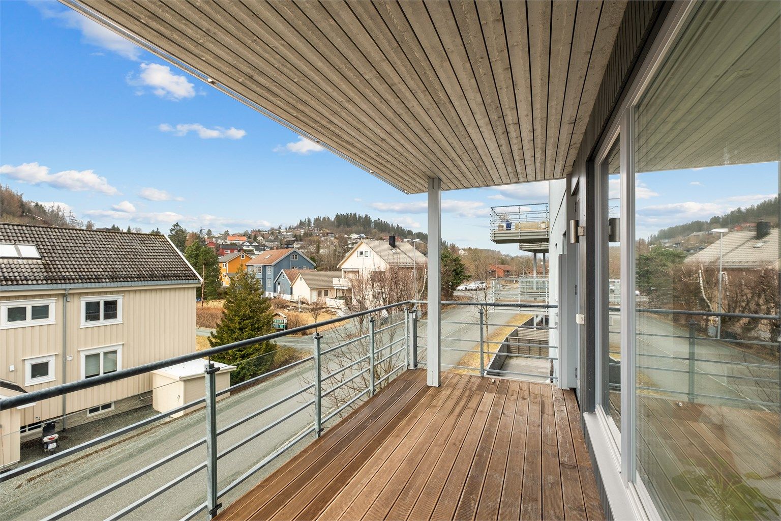 Balkongen vil på sommerstid oppleves som en fin forlengelse av stuen. 