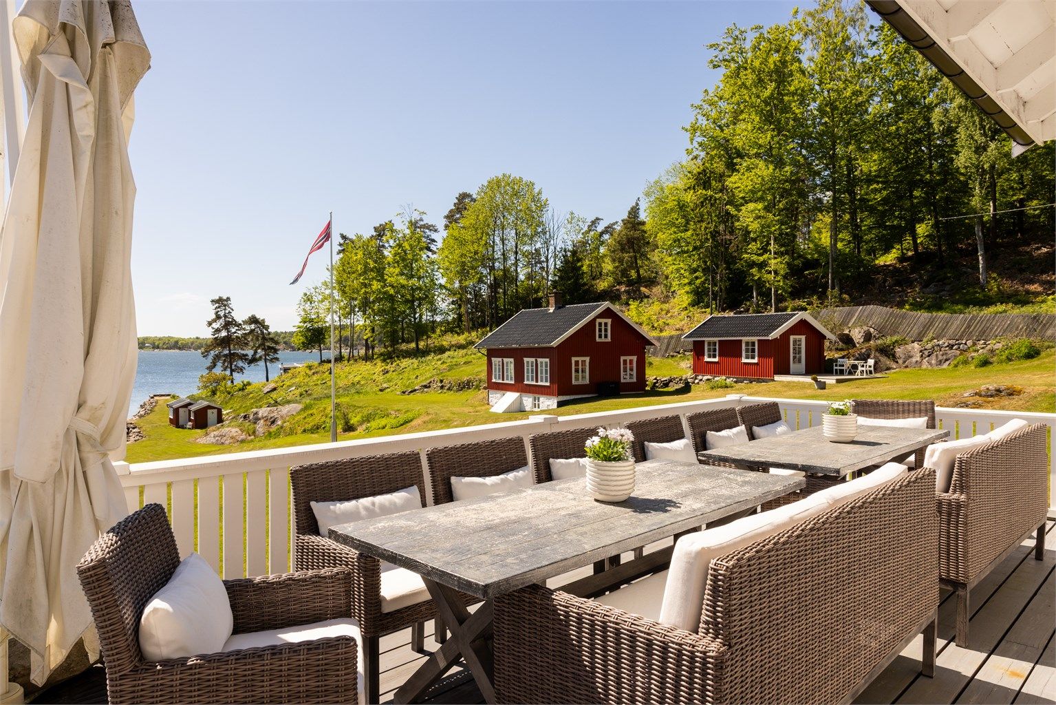 Terrassen på hovedhuset er delvis overbygd og har plass til flere sittegrupper.