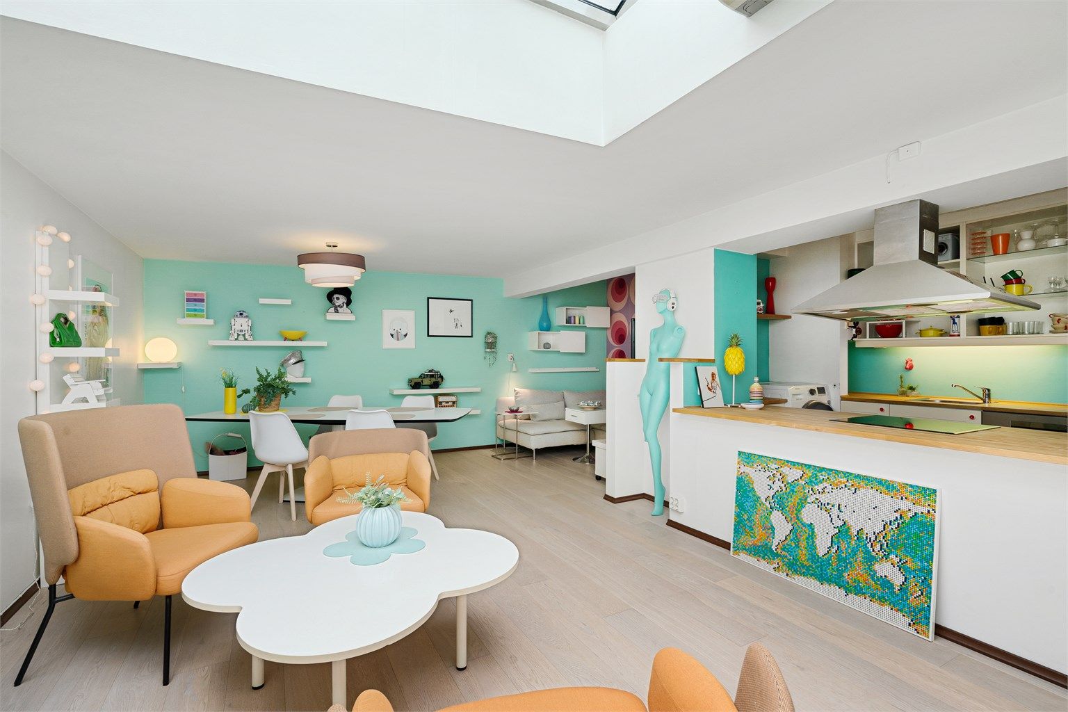 Ny parkett på gulv i 2015. Malte vegger. 