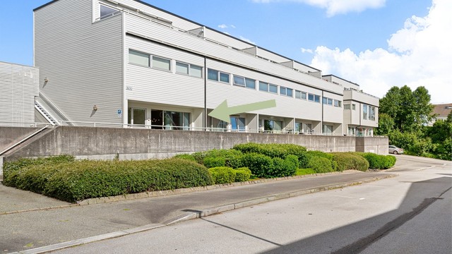 Leiligheten er i en høy 1. etg., som gjør at balkongen oppleves som privat og usjenert