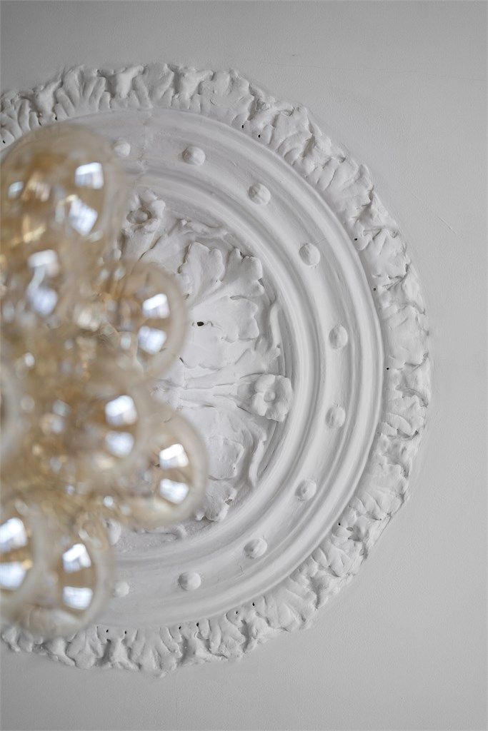 Original rosett fra byggeåret tilfører rommet en tidløs sjarm.