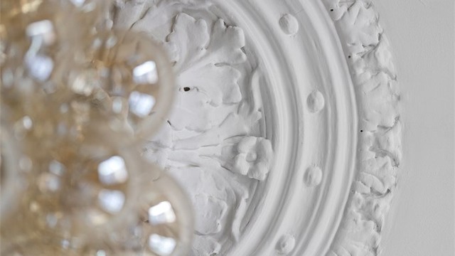 Original rosett fra byggeåret tilfører rommet en tidløs sjarm.