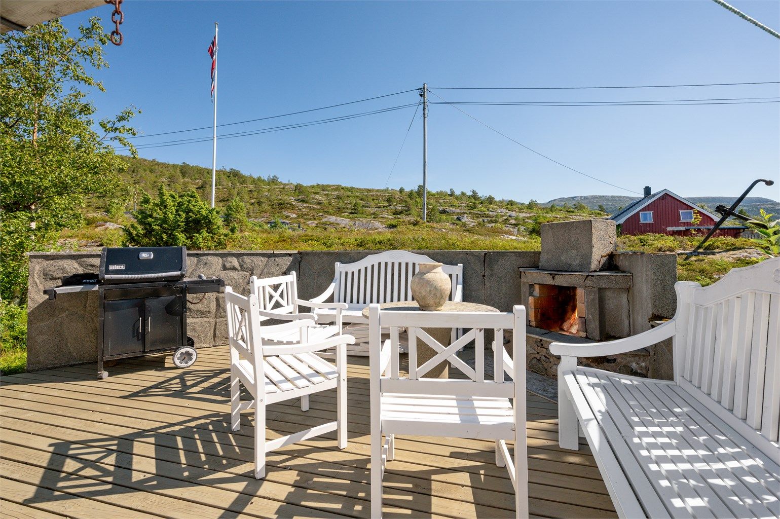 Her har man god plass til ønsket utemøblement og grill. 