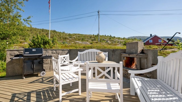 Her har man god plass til ønsket utemøblement og grill.