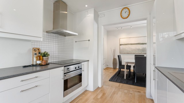 Kjøkkenet er utstyrt med nedfelt induksjonstopp, stekeovn og vegghengt ventilator.