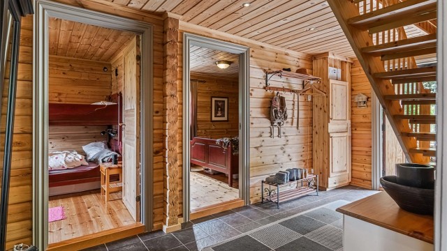 Romslig hall med varmekabler i gulv og plass til å henge av yttertøy
