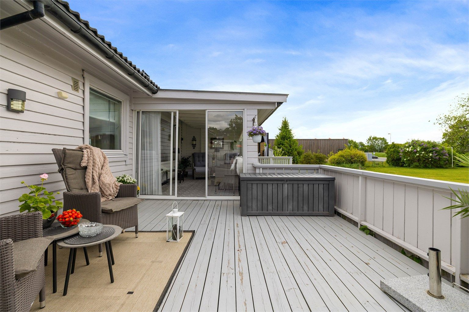 Terrassen er sydvendt og solfylt dagen gjennom.