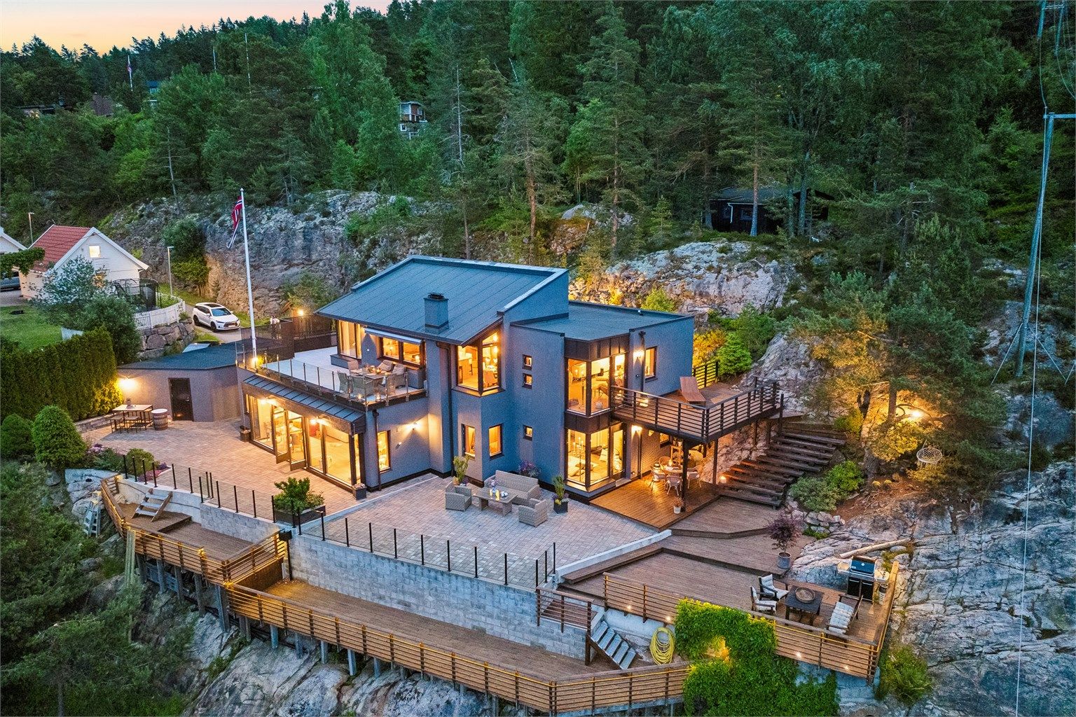 Moderne enebolig over to plan med stilren arkitektur, flotte detaljer og pent opparbeidet uteområdet. Foto: John Kerlefsen v/Efkt 