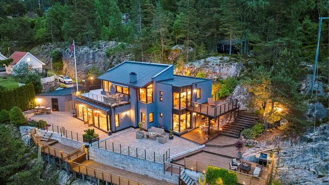 Moderne enebolig over to plan med stilren arkitektur, flotte detaljer og pent opparbeidet uteområdet. Foto: John Kerlefsen v/Efkt