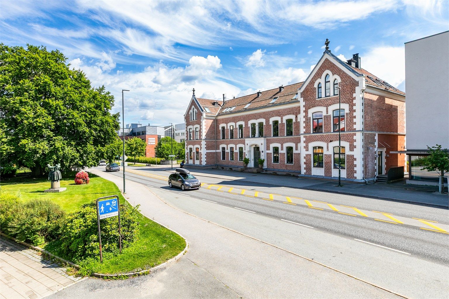 Klassisk moderne leilighet med unik egenart i ærverdige Pikeskolen