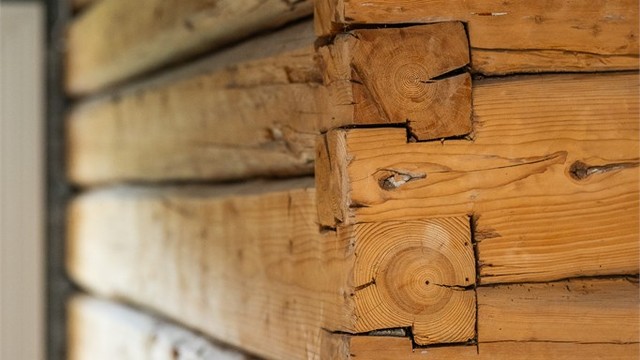 Synlig tømmer, panelvegger og originale detaljer gir boligen særpreg og karakter, samtidig som planløsningen oppleves både sosial og praktisk.
