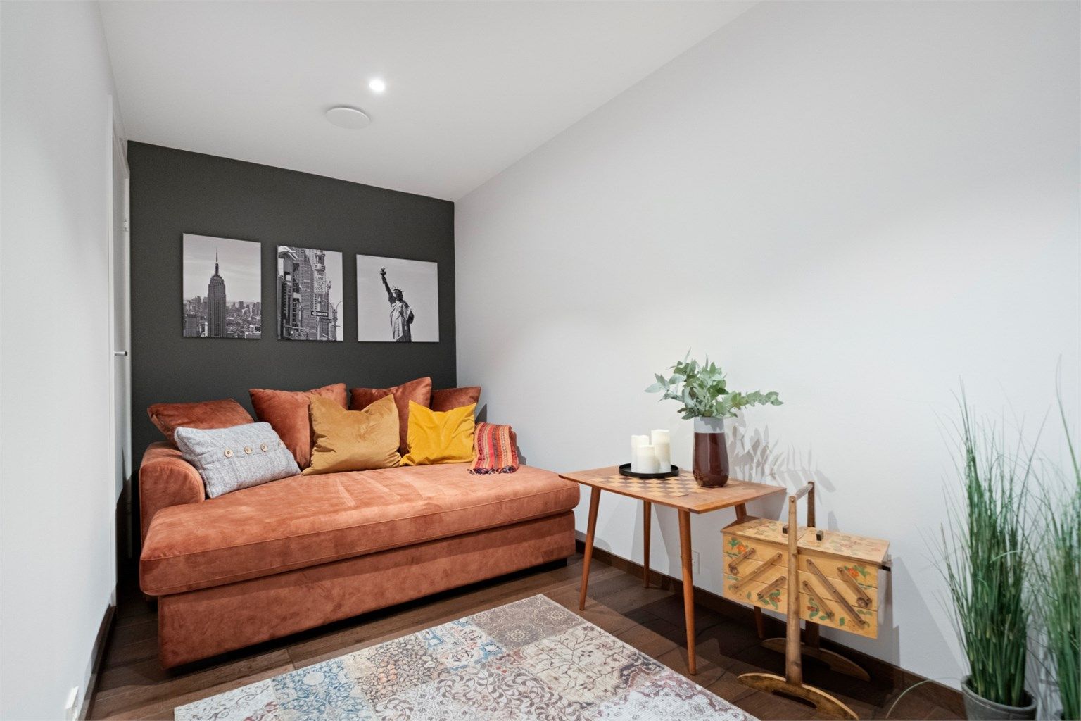 Det er innredet en koselig tv-stue i det som er bod på byggetegninger - ikke godkjent