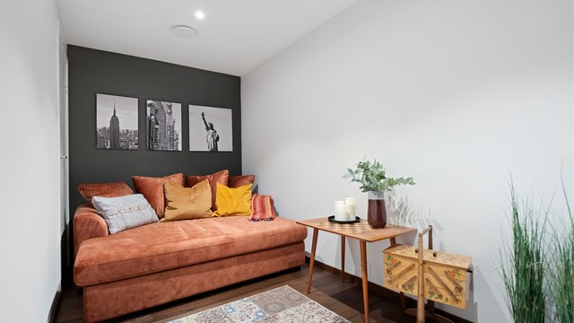 Det er innredet en koselig tv-stue i det som er bod på byggetegninger - ikke godkjent