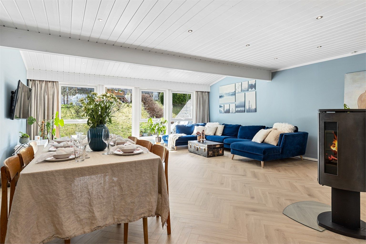 Et flott rekkehus over 3 romslige plan med fiskebenslaminat, peis og 4 romslige soverom. 