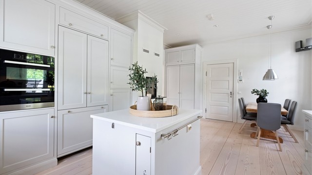 Kjøkkenøya fungerer som en praktisk arbeidsflate og har et integrert vinkjøleskap