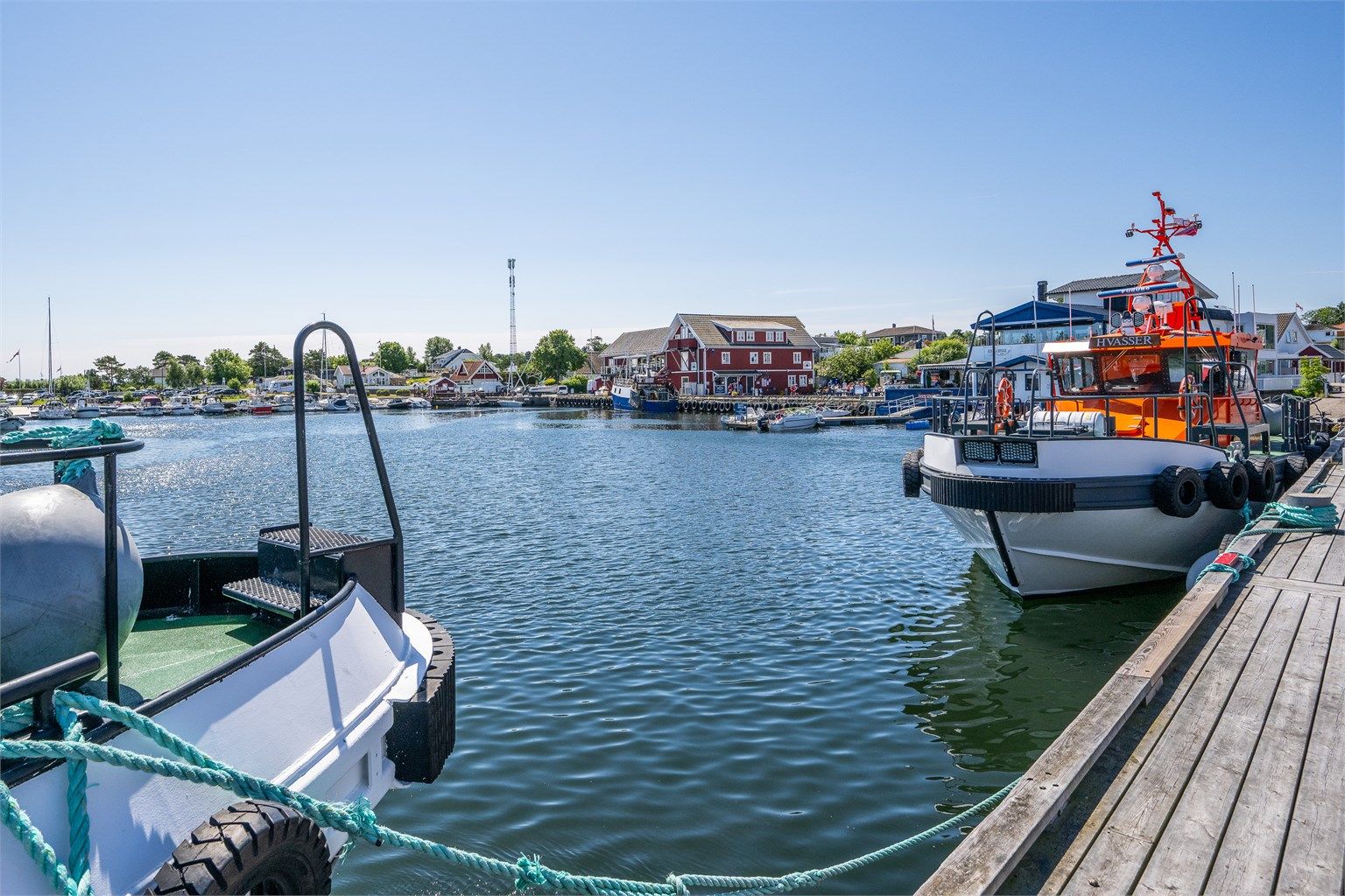 Hyggelige restauranter og isbar på Hvasser, samt mange hyggelige strand- og badeområder. 