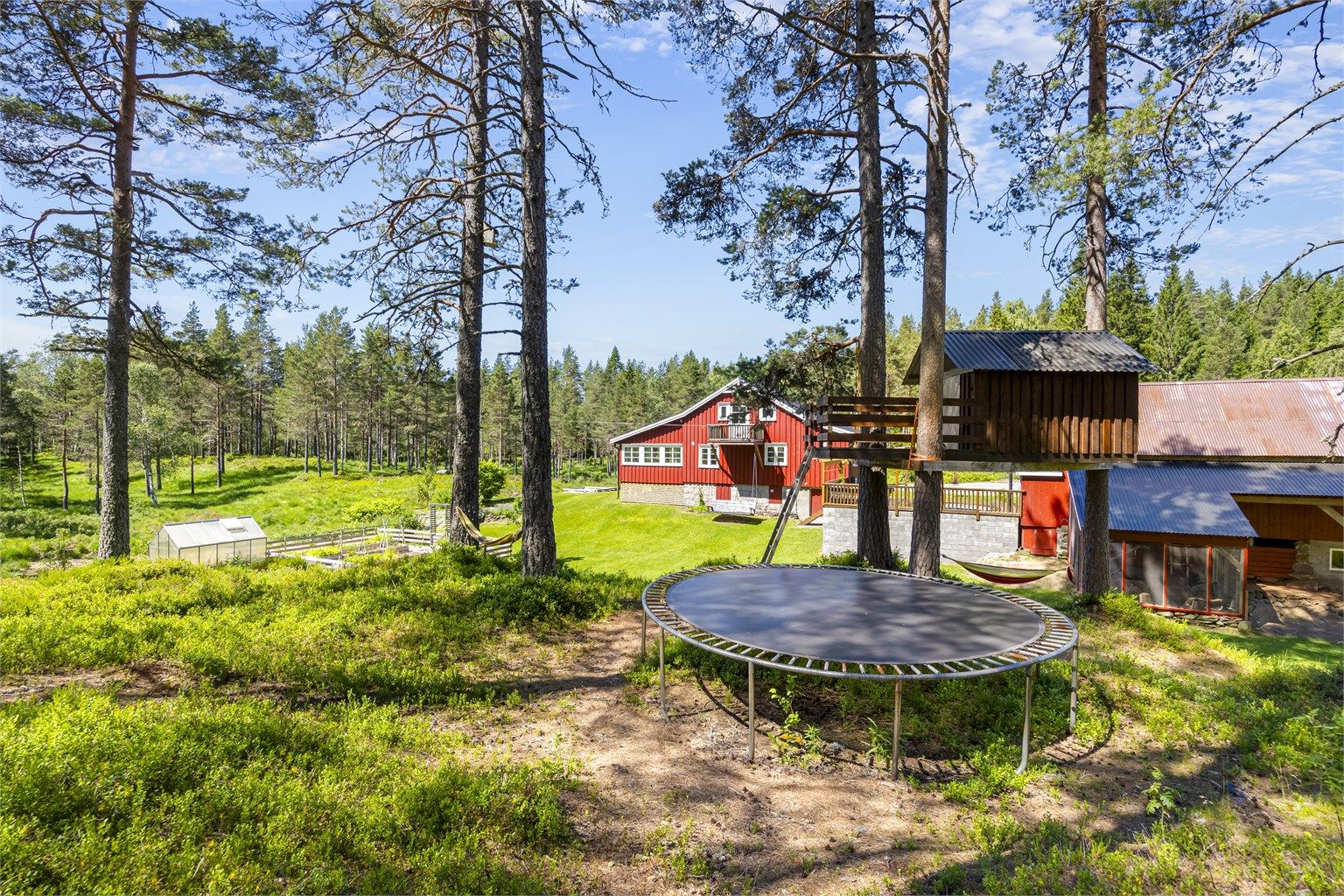 Tomten er opparbeidet med plenarealer og plass for lek og aktiviteter.