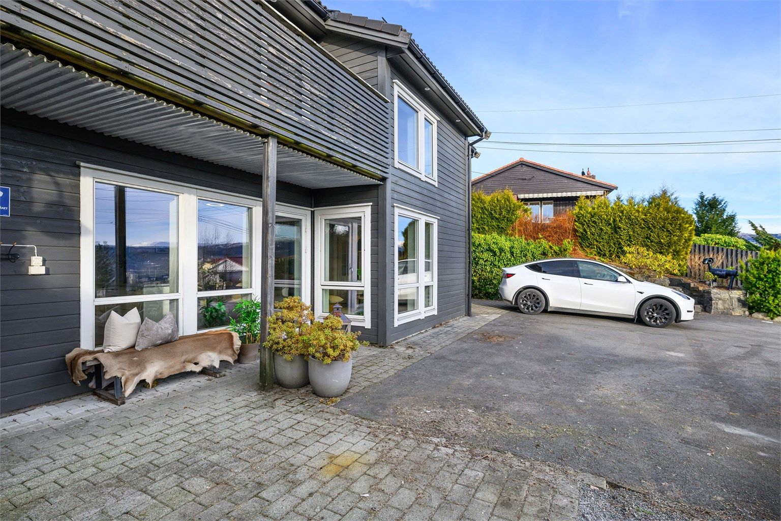 God plass på tomten til flere biler