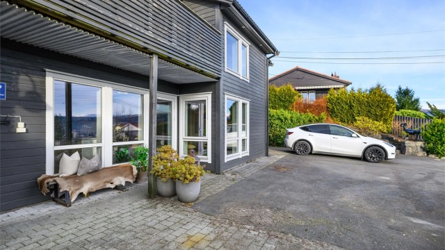 God plass på tomten til flere biler