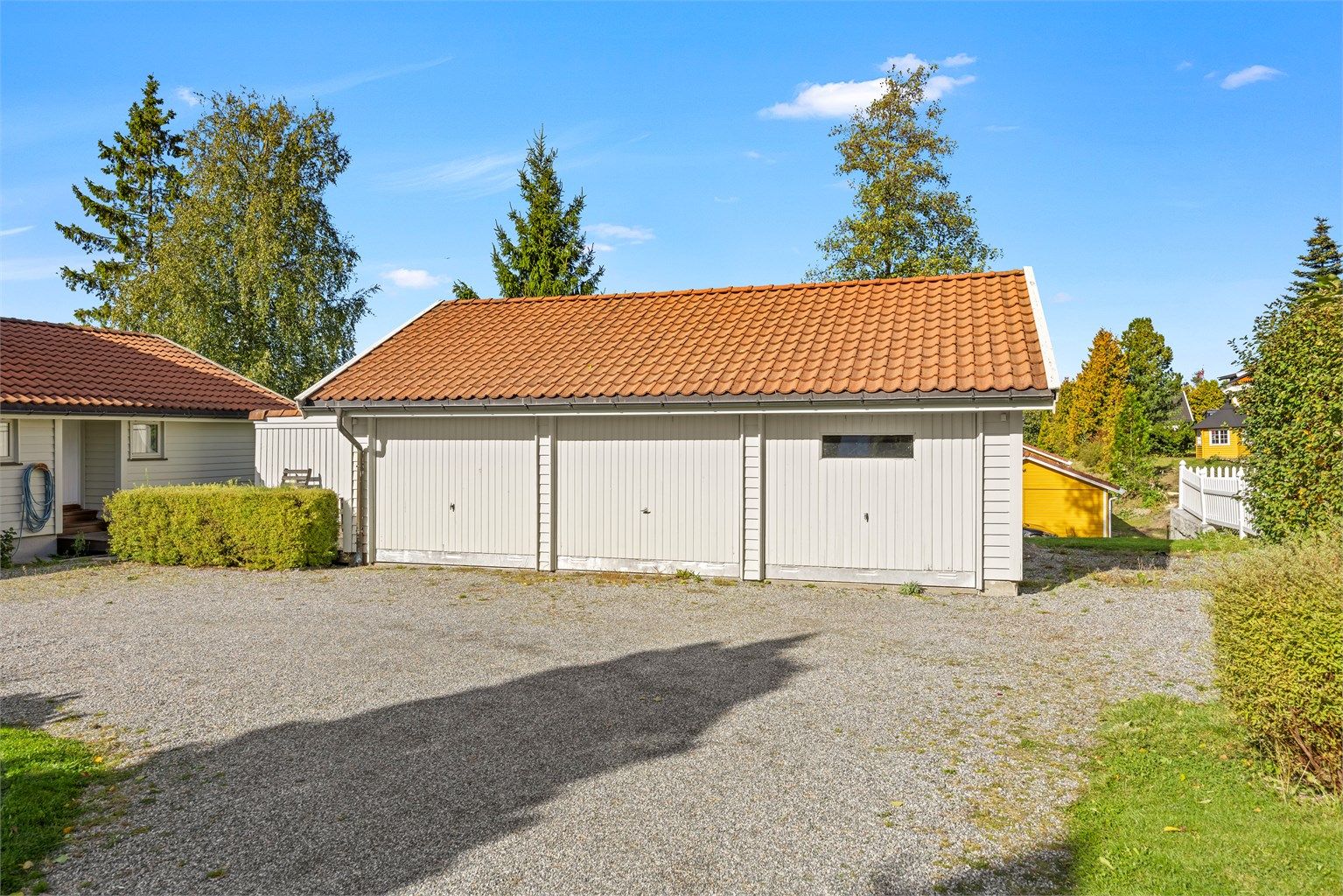 Frittliggende garasje med plass til to biler samt separat hobbyrom.