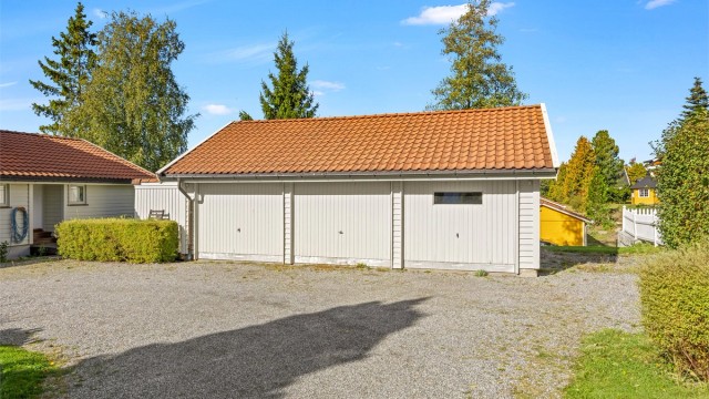 Frittliggende garasje med plass til to biler samt separat hobbyrom.
