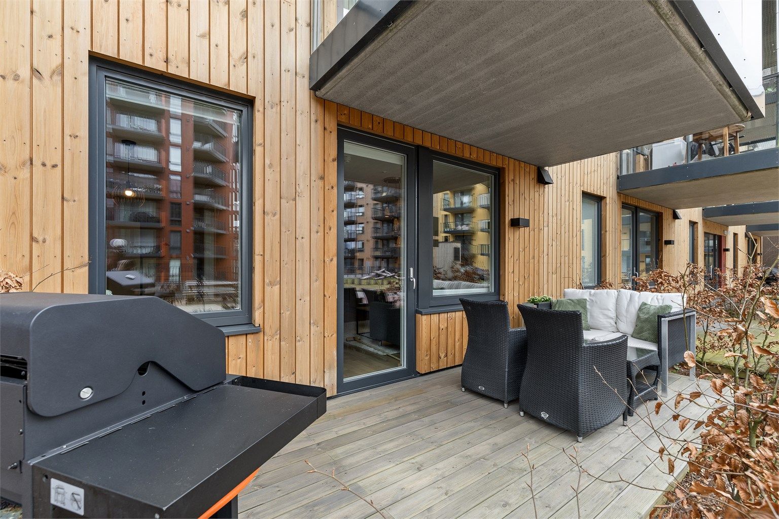 Utgang fra stue til markterrasse på 10 m².