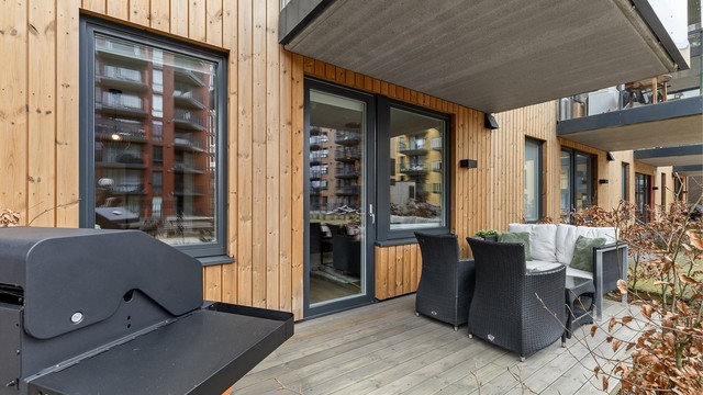 Utgang fra stue til markterrasse på 10 m².