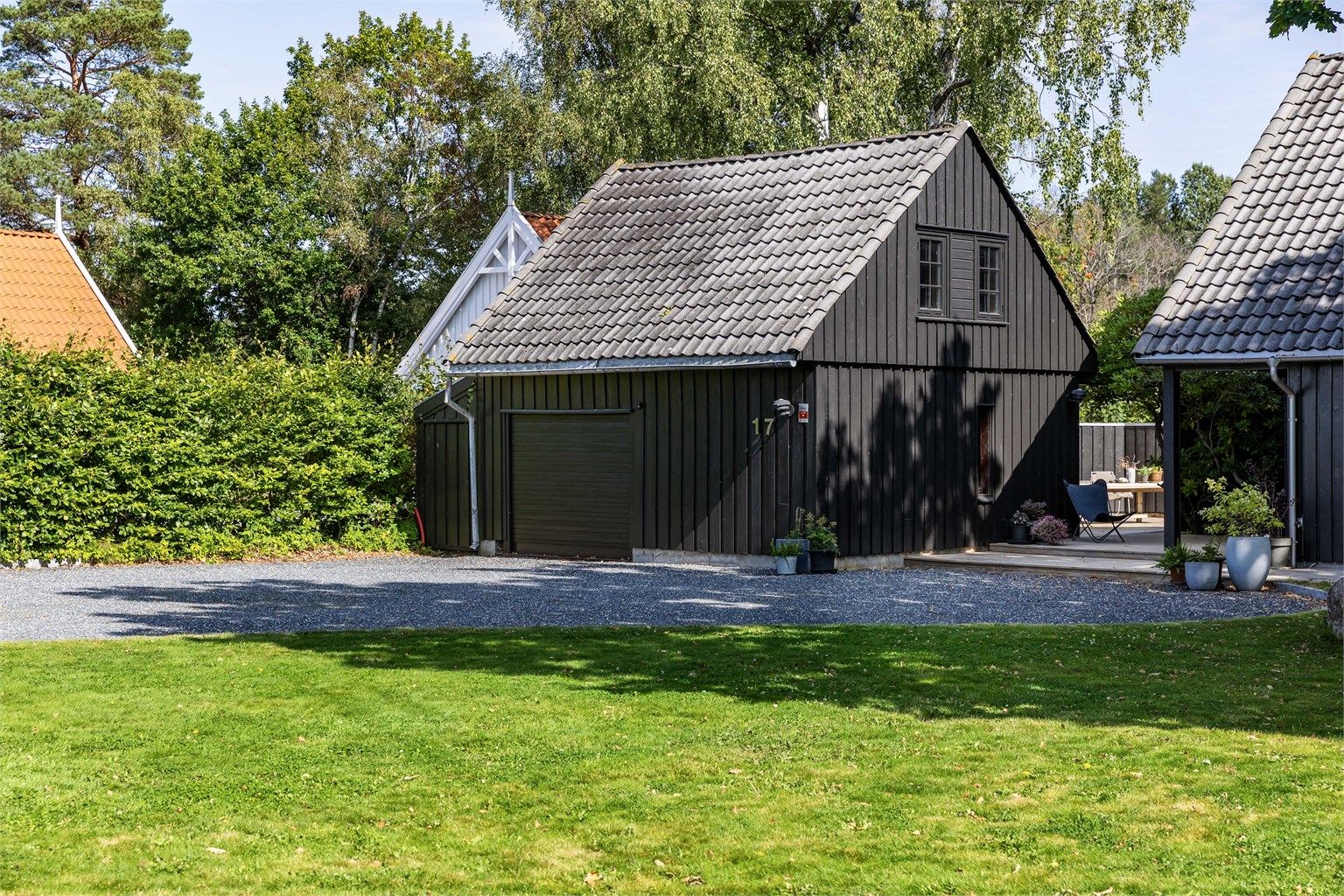 I garasjen er det meget gode lagringsmuligheter, blant annet på loftet med 23 kvm. gulvflate.