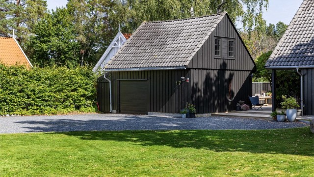 I garasjen er det meget gode lagringsmuligheter, blant annet på loftet med 23 kvm. gulvflate.