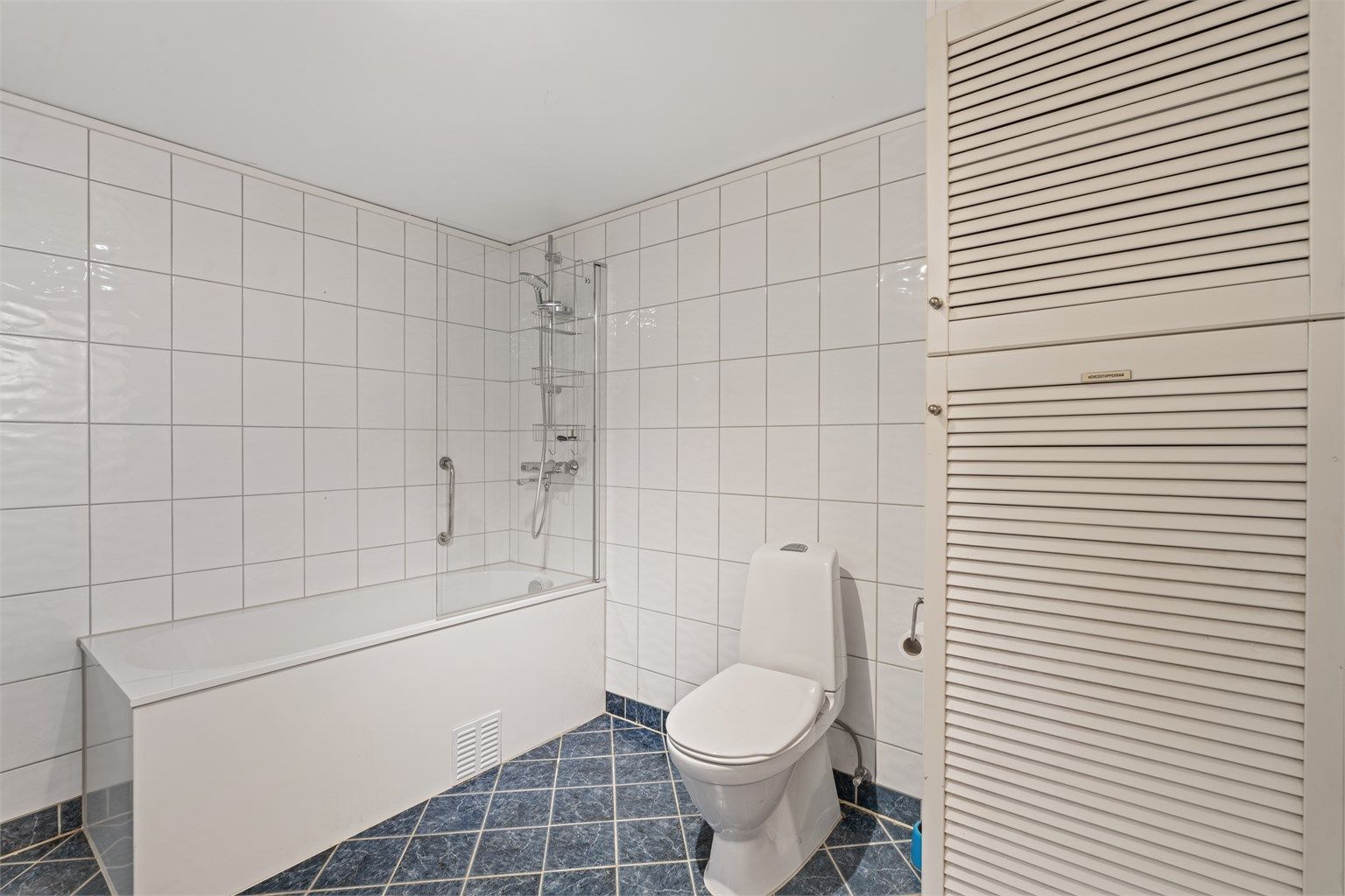 Badet har elektrisk gulvvarme for god komfort.