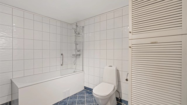 Badet har elektrisk gulvvarme for god komfort.