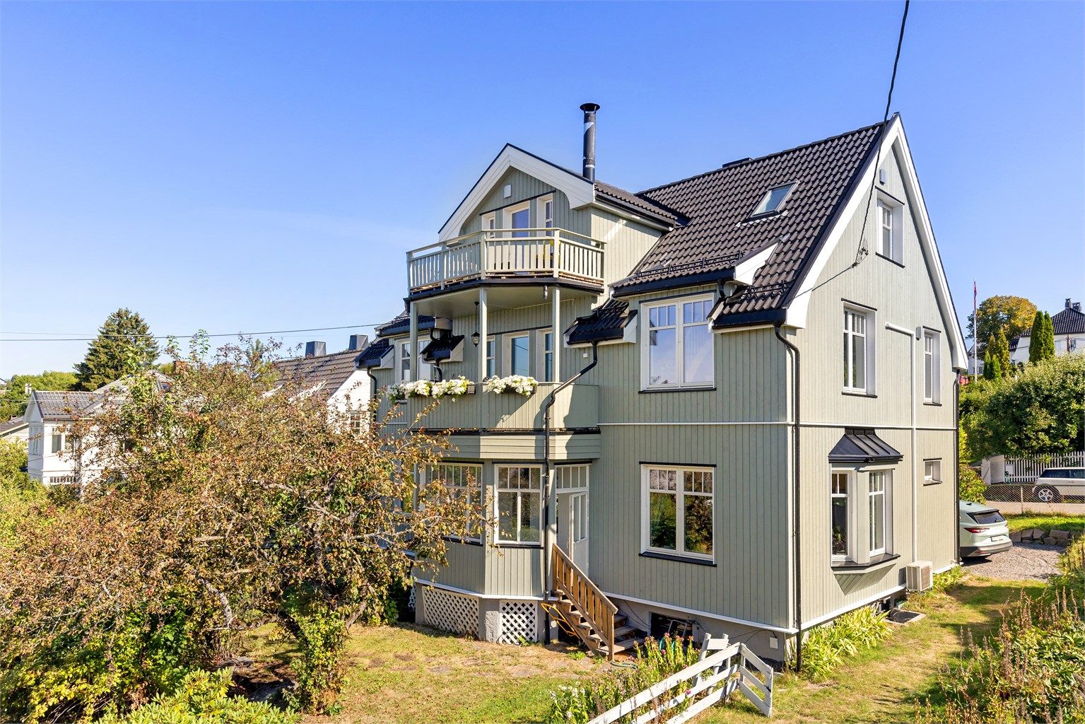 Flott og klassisk fasade. I 2025 ble kledning fjernet, det ble lektet ut, isolert på nytt og lagt på ny panel.