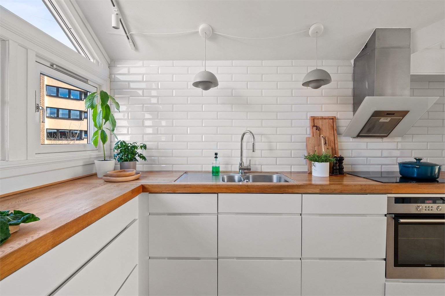 God benkeplass og nedfelt kum i heltreplaten gjør matlagingen enkel.