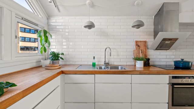 God benkeplass og nedfelt kum i heltreplaten gjør matlagingen enkel.