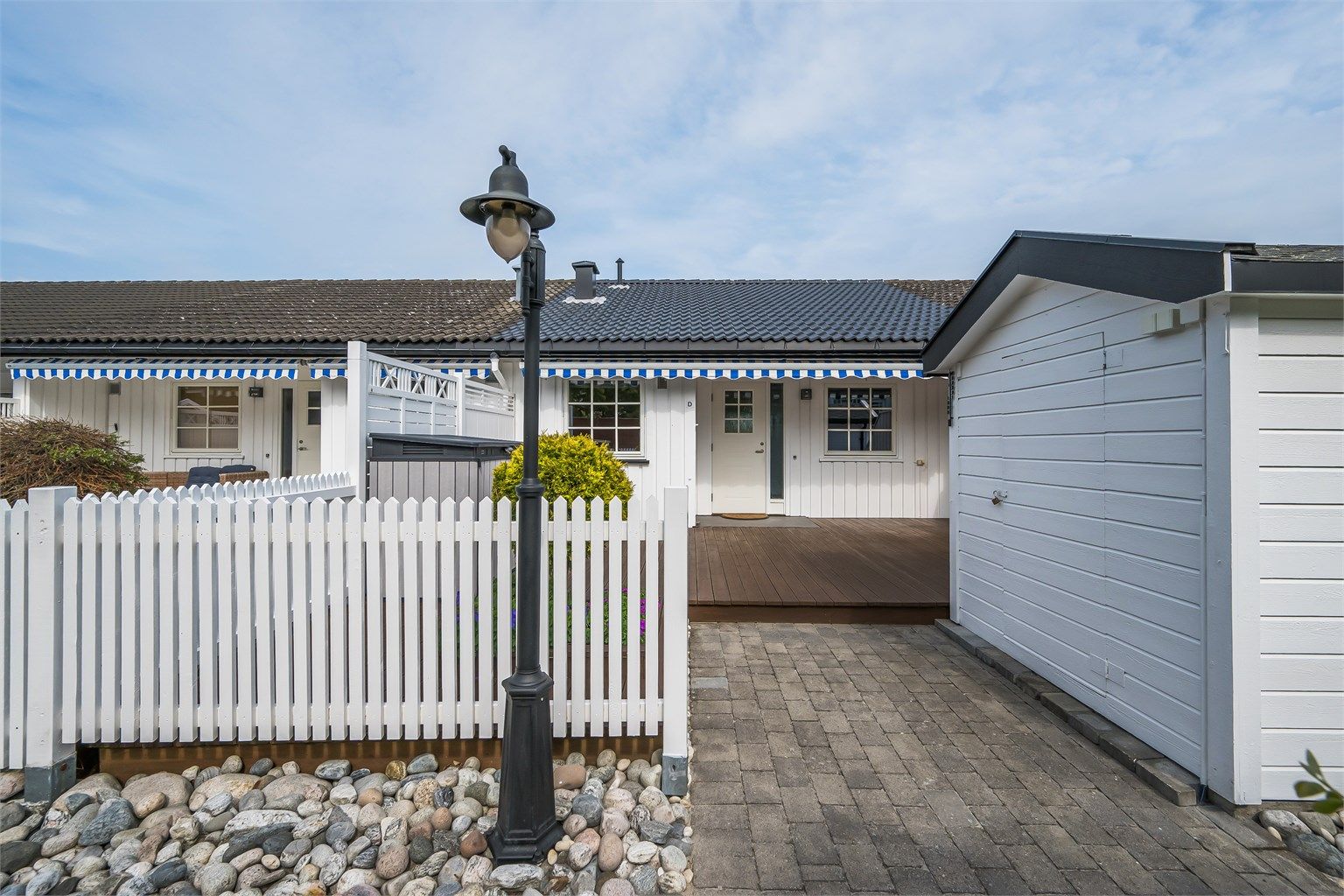 Eiendommen er en rekkehusleilighet som ligger idyllisk til i naturskjønne omgivelser, tilbaketrukket fra omverden og med kort vei ned til Sandøsund