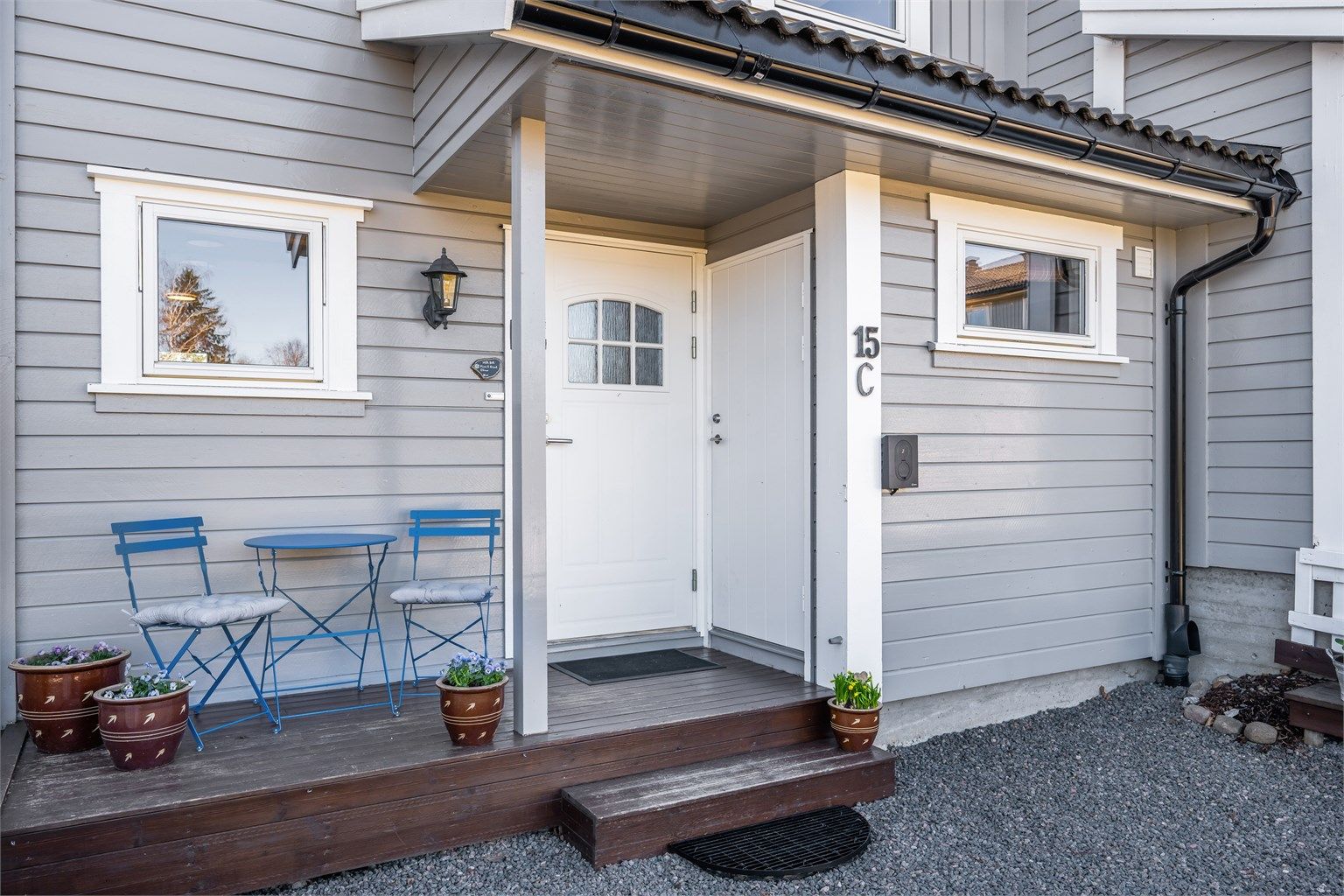 Eiendommen består av et kjedet rekkehus over to fulle etasjer. Til boligen følger biloppstillingsplass med ny elbillader samt garasjeplass i et felles garasjeanlegg fra 2010