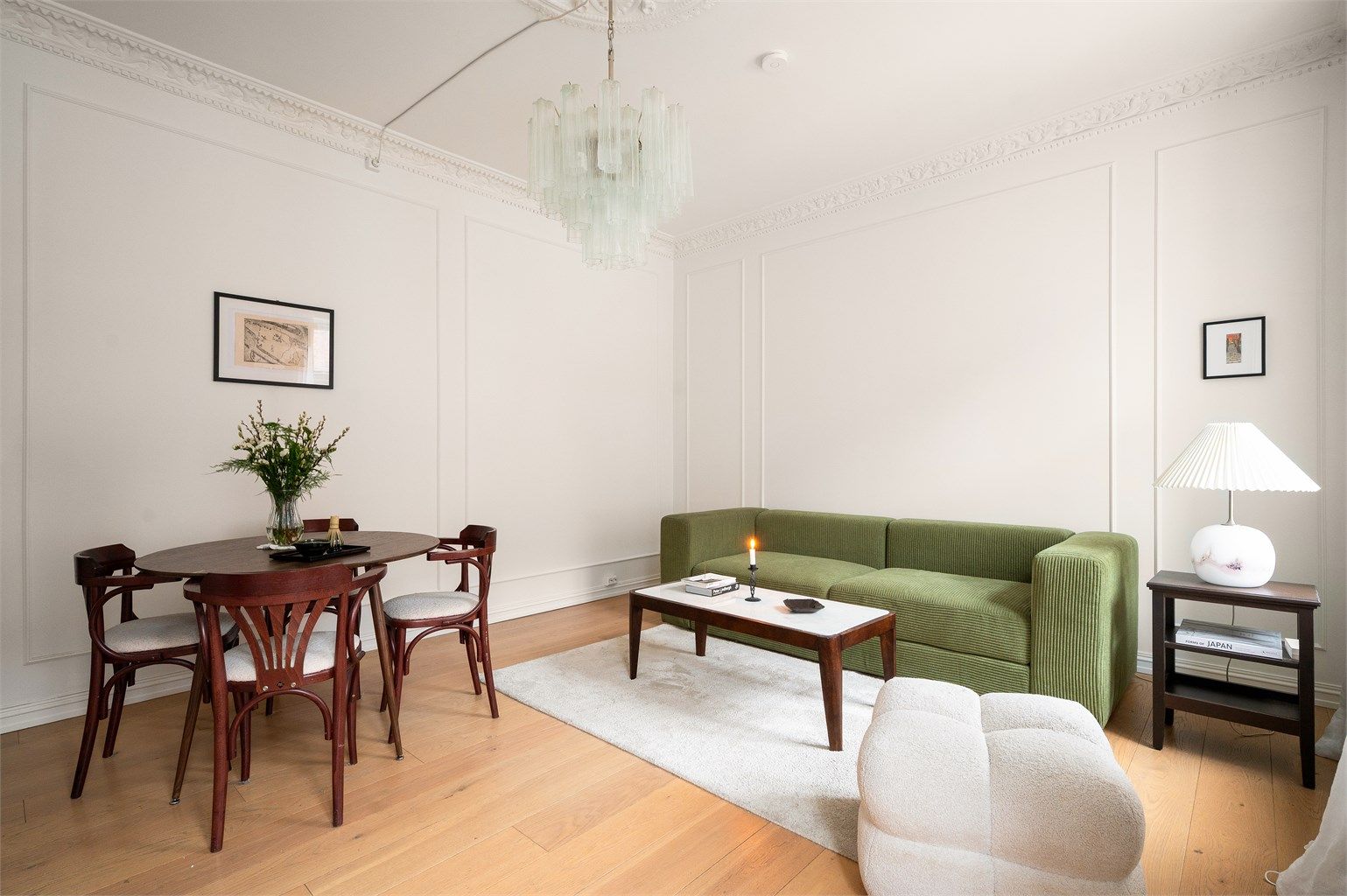 Stuen er innbydende med mye lysinnslipp sammen med de lysmalte veggene, og vakker profilering på vegg. 