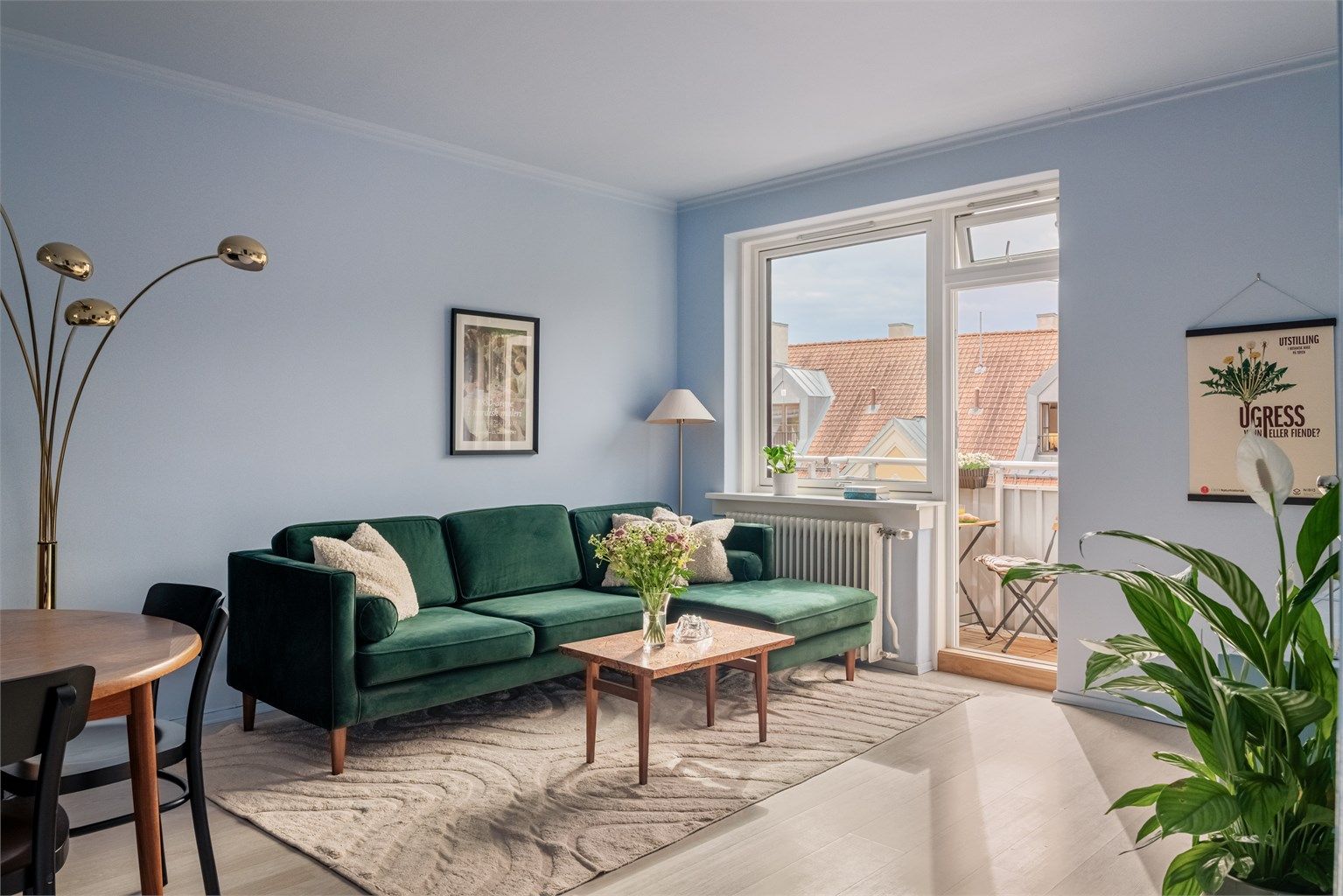 Store vindusflater slipper inn rikelig med naturlig lys og skaper en lys og luftig atmosfære og gir en god romfølelse.