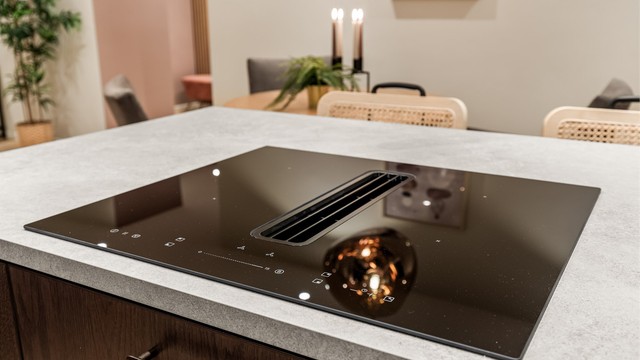 Koketoppen har integrert ventilator, en stilren og effektiv løsning.