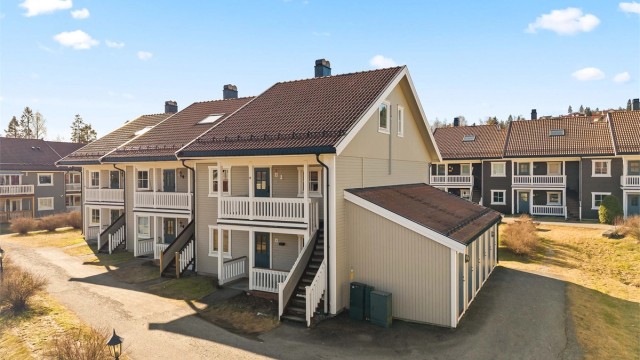 Leiligheten er en del av et etablert og rolig boligområde på Neskollen