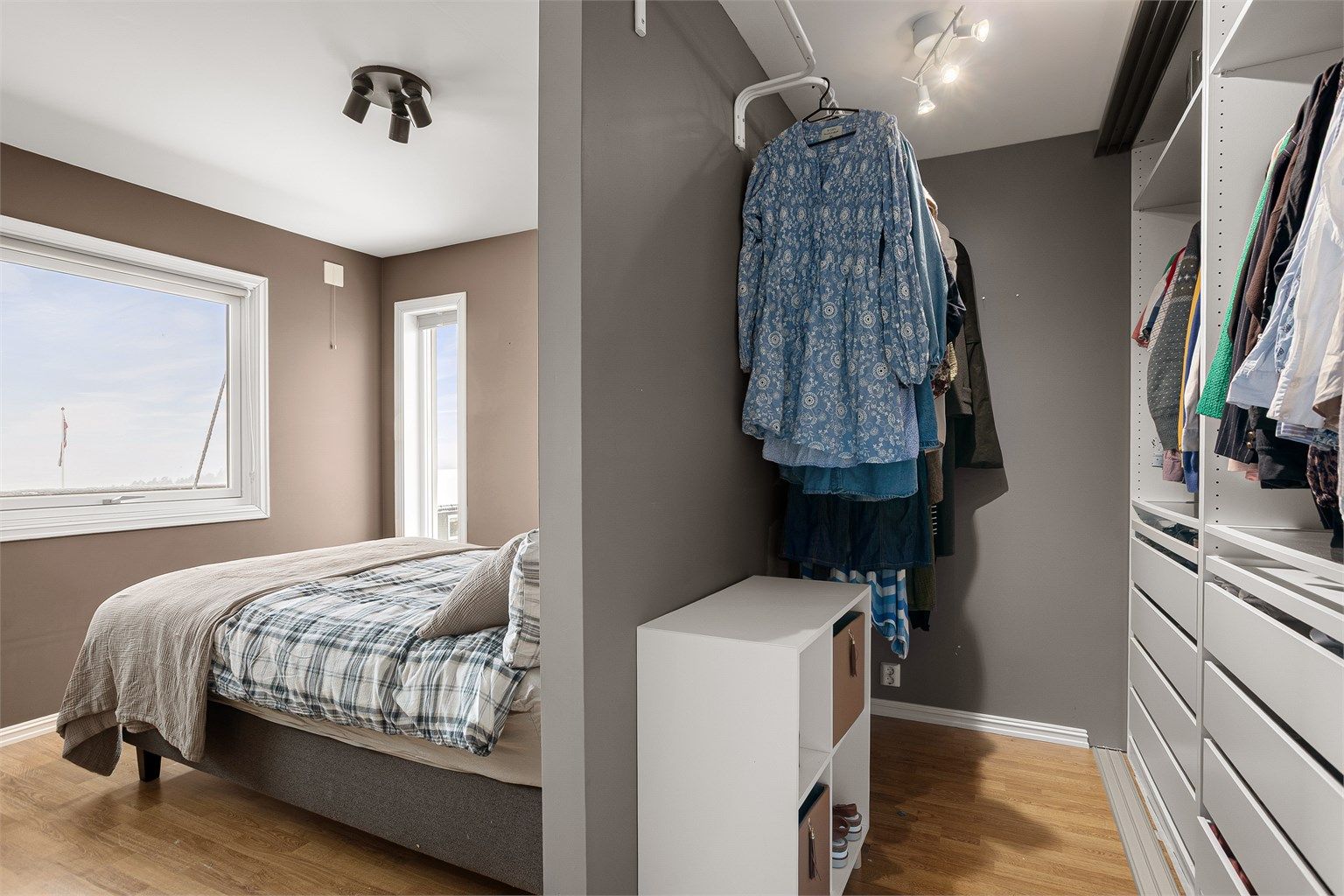 Praktisk walk-in closet tilknyttet soverommet