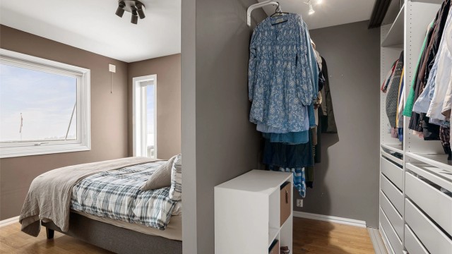 Praktisk walk-in closet tilknyttet soverommet