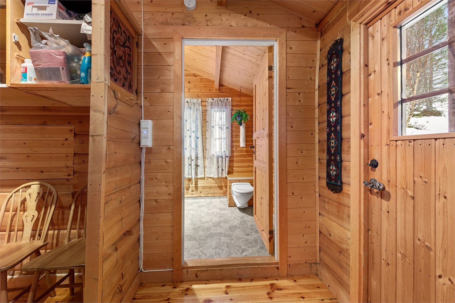 Entré med heltre på gulv og direkte adkomst til badet.