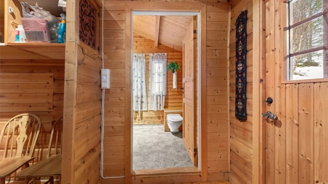 Entré med heltre på gulv og direkte adkomst til badet.