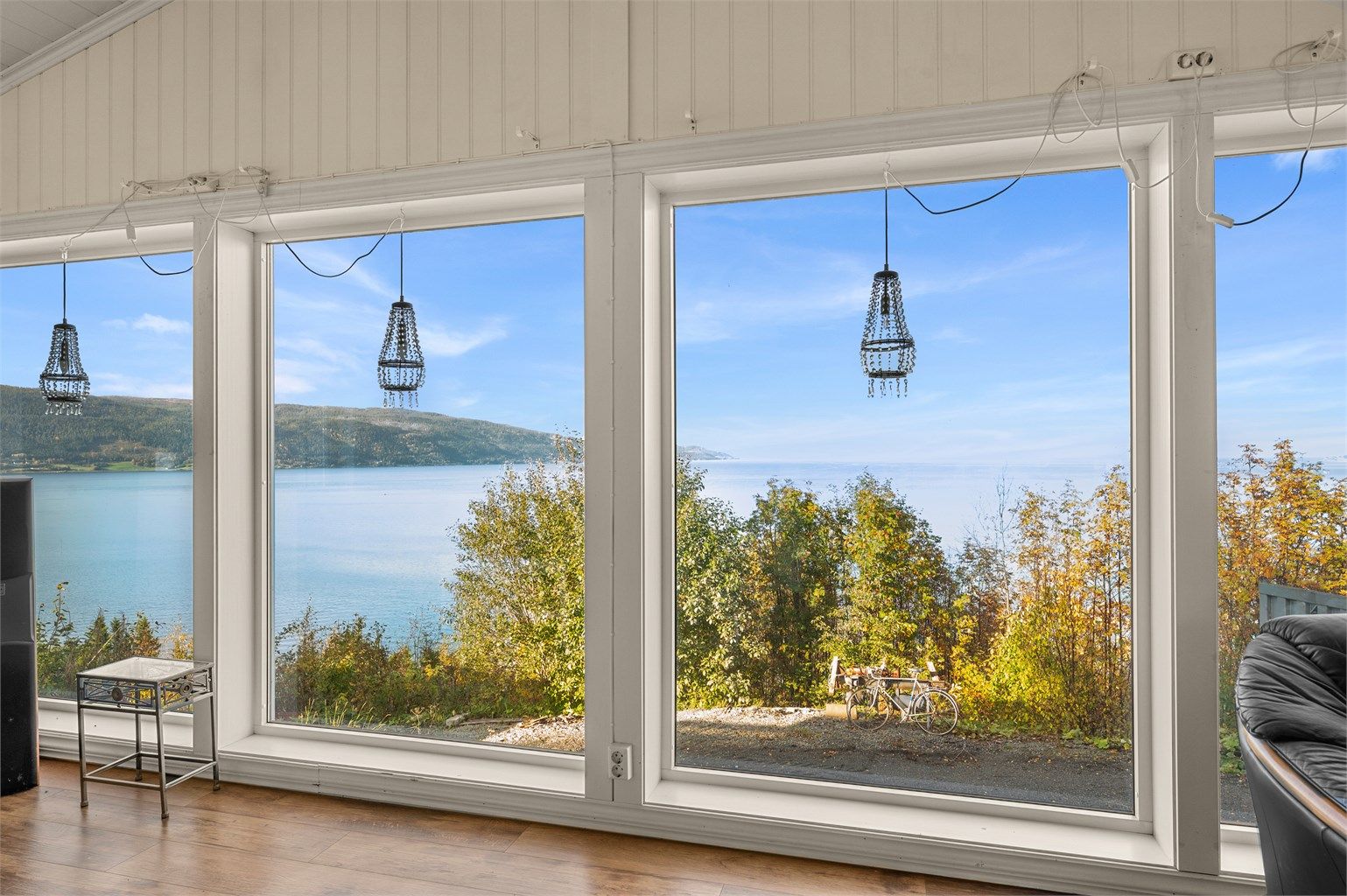 Store glassflater gir et åpent utsyn mot fjorden og landskapet utenfor.
