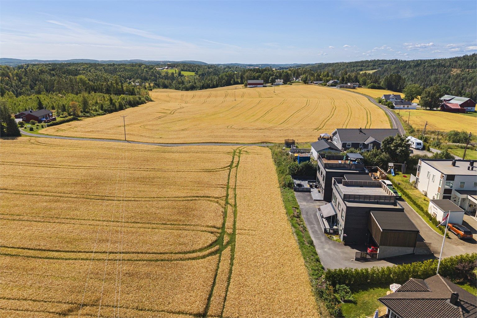 Landlig og trivelig i Tomter, med kort vei til skog, mark, skole og barnehage.