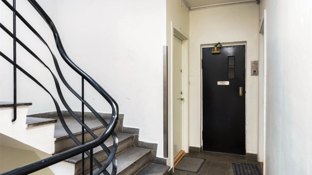 Adkomst til leiligheten via felles trappeoppgang med dørcalling. Det er heis til leilighetsplan fra A-oppgangen.