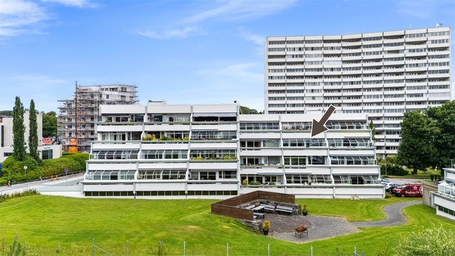 Borettslaget består av flere lavblokker, med pent opparbeidede felles uteområder.